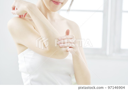 女人照顧她的手肘沒有臉 97146904