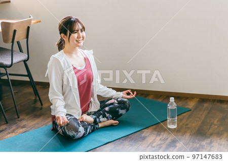 亞洲女性在家做瑜伽、瑜伽、伸展運動（手印） 97147683