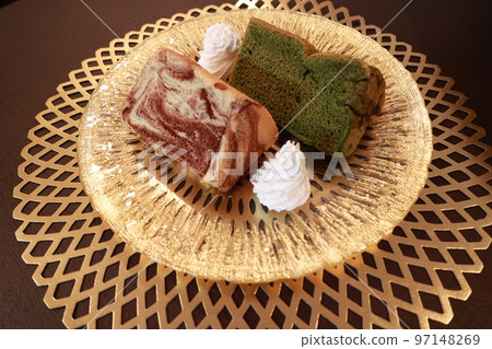 Chocolate marble and matcha chiffon cake 97148269