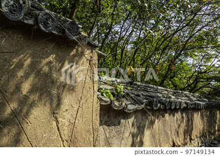Kitsuki Hokudai Bukeyashiki earthen wall in Kitsuki City, Oita Prefecture 97149134