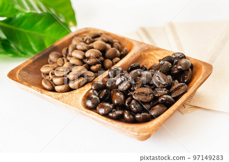 白色背景中的咖啡豆和濾紙 97149283