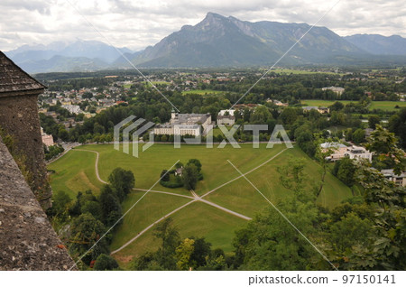 從 Hohensalzburg Fortress,薩爾茨堡,奧地利,Untersberg 山看 從 Hohensalzburg Fortress,薩爾茨堡,奧地利,Untersberg 山看 97150141