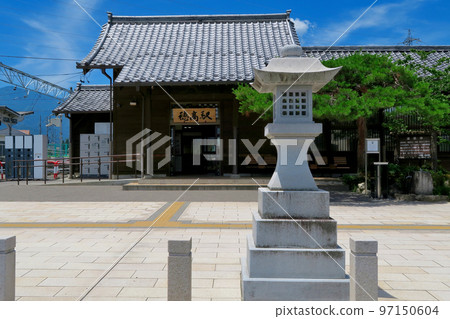 Shinshu/Hotaka Station/Gateway to the Japanese Alps, view of the tasteful station building on the Oito Line/Azumino City, Nagano Prefecture (1) Shinshu/Hotaka Station/Gateway to the Japanese Alps, view of the tasteful station building on the Oito Line/Azumino City, Nagano Prefecture (1) 97150604