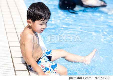 嬰兒在游泳池玩耍 97151722
