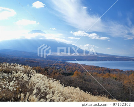 Autumn scenery from Mikuni Pass, Yamanashi Prefecture, November 97152302