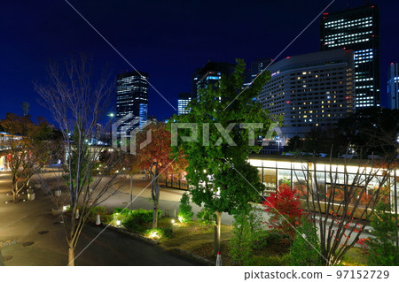 [大阪府]大阪商業園和大阪城堡花園的夜景 97152729