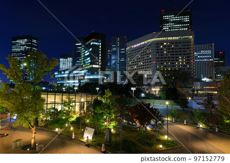 [大阪府]大阪商業園和大阪城堡花園的夜景 97152779