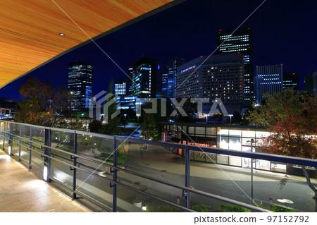 [大阪府]大阪商業園和大阪城堡花園的夜景 97152792