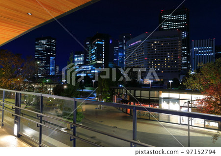 [大阪府]大阪商業園和大阪城堡花園的夜景 97152794