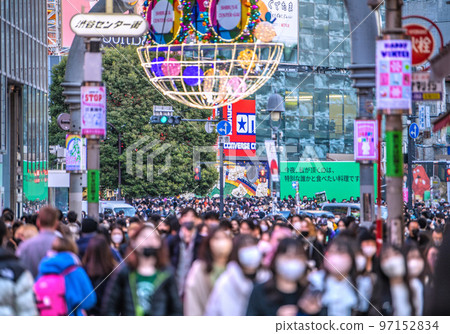 日本東京城市景觀 12 月-威脅的人流。從澀谷中心街看澀谷十字路口 = 10 天 日本東京城市景觀 12 月-威脅的人流。從澀谷中心街看澀谷十字路口 = 10 天 97152834