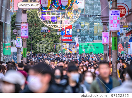 日本東京城市景觀 12 月-威脅的人流。從澀谷中心街看澀谷十字路口 = 10 天 日本東京城市景觀 12 月-威脅的人流。從澀谷中心街看澀谷十字路口 = 10 天 97152835