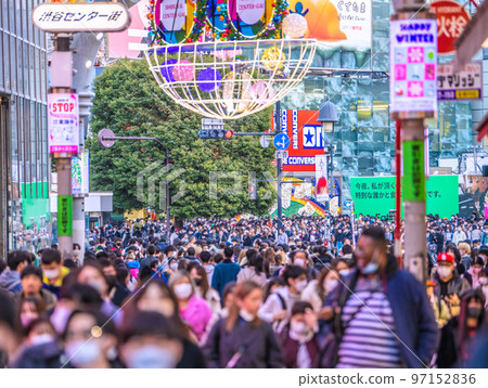 日本東京城市景觀 12 月-威脅的人流。從澀谷中心街看澀谷十字路口 = 10 天 日本東京城市景觀 12 月-威脅的人流。從澀谷中心街看澀谷十字路口 = 10 天 97152836