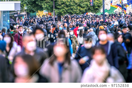日本東京城市景觀 12 月-威脅的人流。從澀谷中心街看澀谷十字路口 = 10 天 97152838