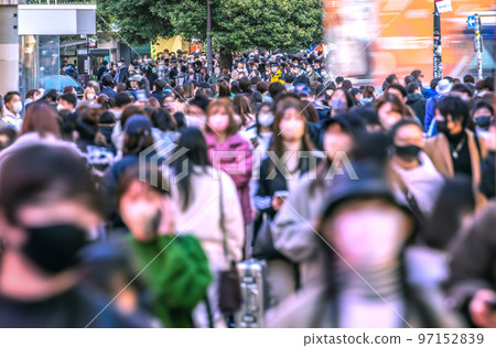 日本東京城市景觀 12 月-威脅的人流。從澀谷中心街看澀谷十字路口 = 10 天 97152839