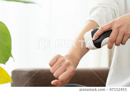 自己脫毛的中年婦女 自己脫毛的中年婦女 97152955