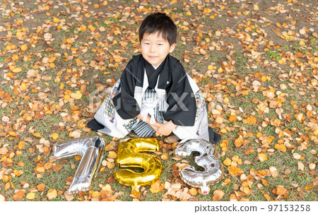 一名 5 歲的日本男孩穿著袴在七鄉山拍攝紀念照 97153258