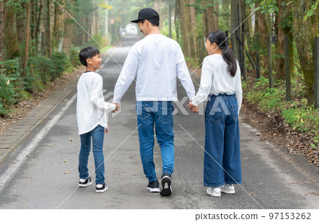 一家三口，親子裝手拉手走 97153262