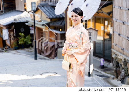 穿著和服在京都觀光的女人 97153629