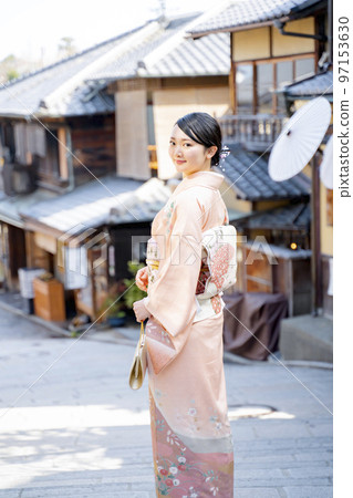 A woman sightseeing in Kyoto in a kimono 97153630