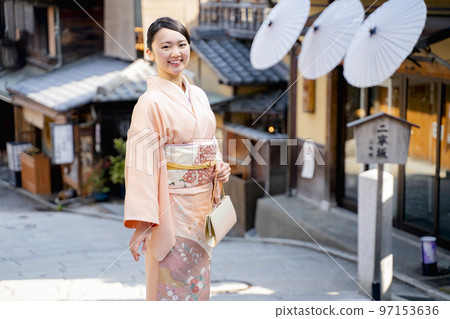 穿著和服在京都觀光的女人 97153636