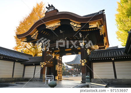 秋天穿過京都市東本願寺的阿彌陀堂 秋天穿過京都市東本願寺的阿彌陀堂 97153697