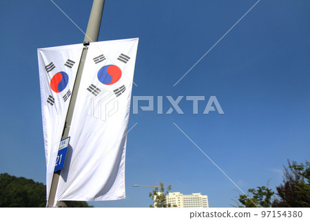 National flag hoisted along the road (Korea) National flag hoisted along the road (Korea) 97154380