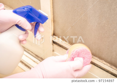 The door of the unit bath to be cleaned at the end of the year 97154897