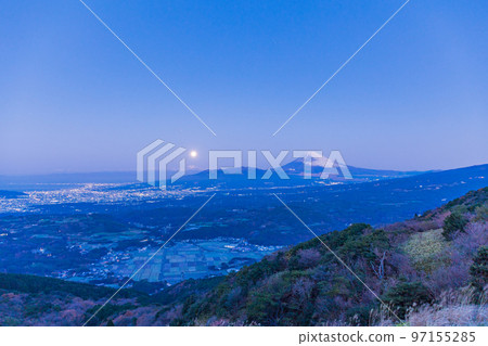 （靜岡縣）滿月下的丹那盆地和富士山 97155285