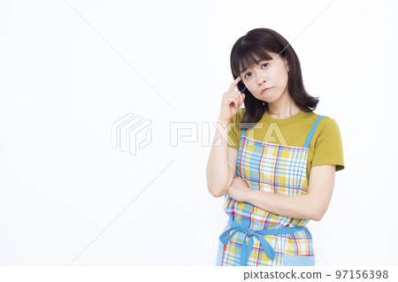 A housewife in her thirties who is worried about holding her head 97156398