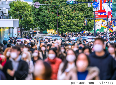 日本東京城市景觀 12 月，12 月的晚上，人流威脅。在澀谷站前看澀谷中心街=10天 97156545