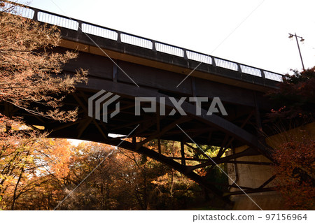 從下往上看拱橋 從下往上看拱橋 97156964