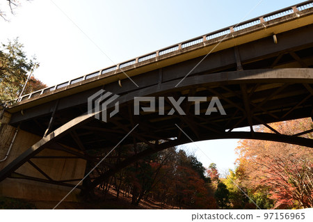 從下往上看拱橋 從下往上看拱橋 97156965