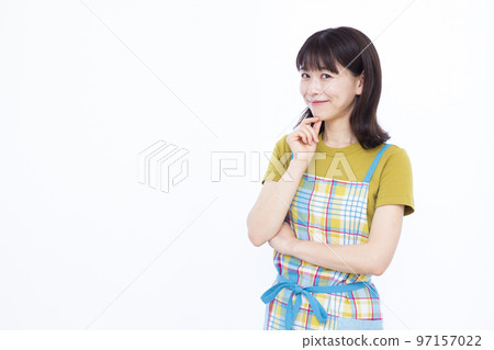 三十多歲的家庭主婦微笑著 97157022