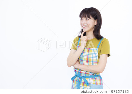 Housewife in her thirties suffering from a smile 97157185