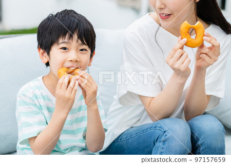 父母享受下午茶時間 97157659