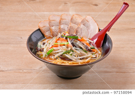 味噌拉麵、叉燒肉、味噌拉麵、豆芽、炒蔬菜。 97158094