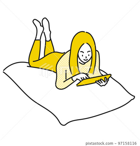女人一邊看著靠墊上的平板電腦一邊放鬆 97158116