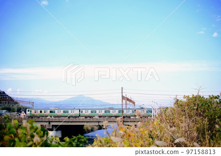 [平塚市]穿越寧靜河流的火車 97158813