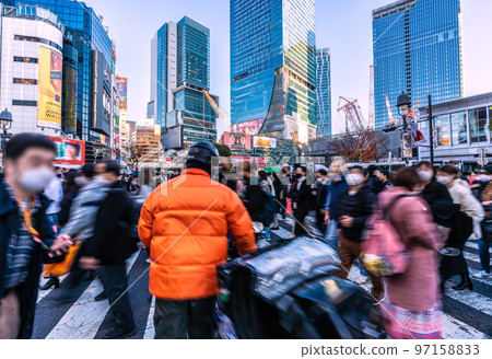 日本東京的城市風光，12月的匆忙……騎著“擠過”人群的摩托車送外賣……=澀谷 97158833