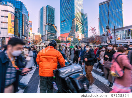 日本東京的城市風光，12月的匆忙……騎著“擠過”人群的摩托車送外賣……=澀谷 97158834