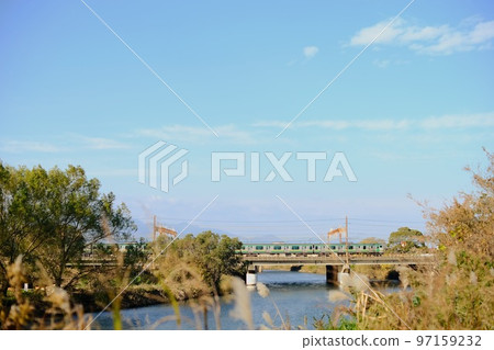 [Hiratsuka City] A train that crosses a tranquil river 97159232