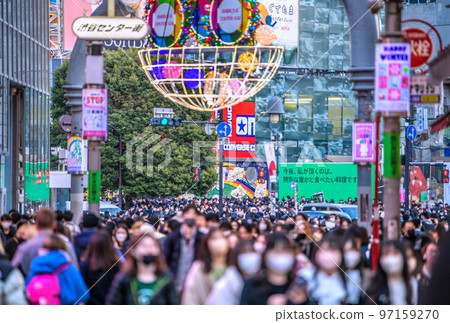日本東京城市景觀 12 月-威脅的人流。從澀谷中心街看澀谷十字路口 = 10 天 97159270