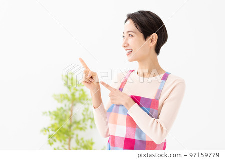 有指向的姿勢的一名婦女 97159779