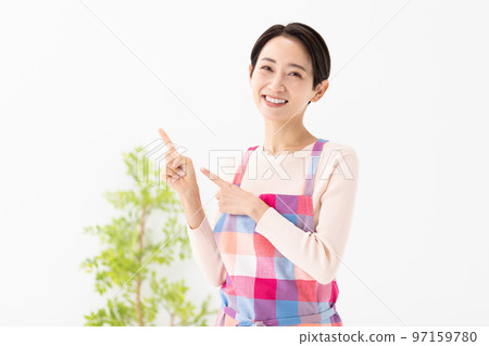 有指向的姿勢的一名婦女 有指向的姿勢的一名婦女 97159780