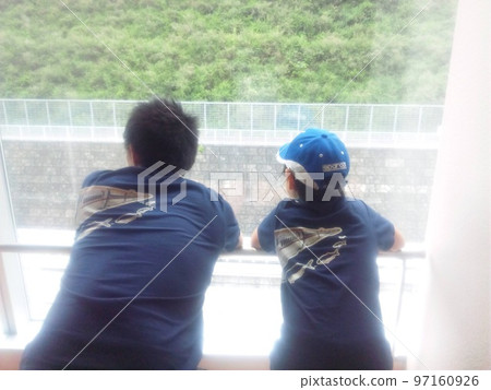 一對父母和孩子看風景 一對父母和孩子看風景 97160926