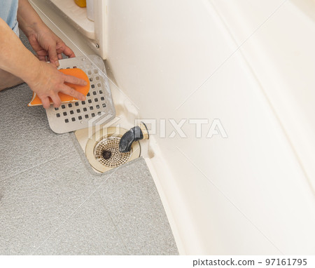 [Middle housewife cleaning the drain of the bathroom] 97161795