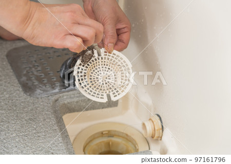 【中層家庭主婦清洗衛生間下水道】 97161796