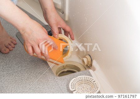 【中層家庭主婦清洗衛生間下水道】 97161797