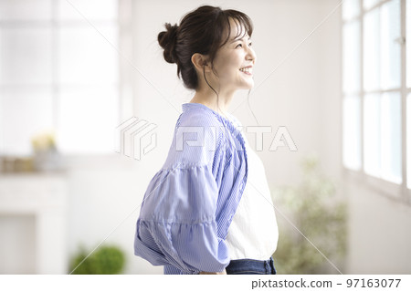 A young lady in jeans 97163077