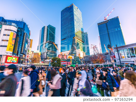 日本東京街景 十二月・澀谷是一個威脅性的人流。出現四棟澀谷建築物並排的場景... = 10th 97163294